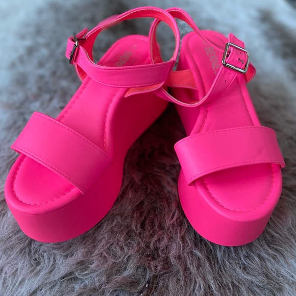 Berness sz 7 high platform sandals - Picture 7 of 7